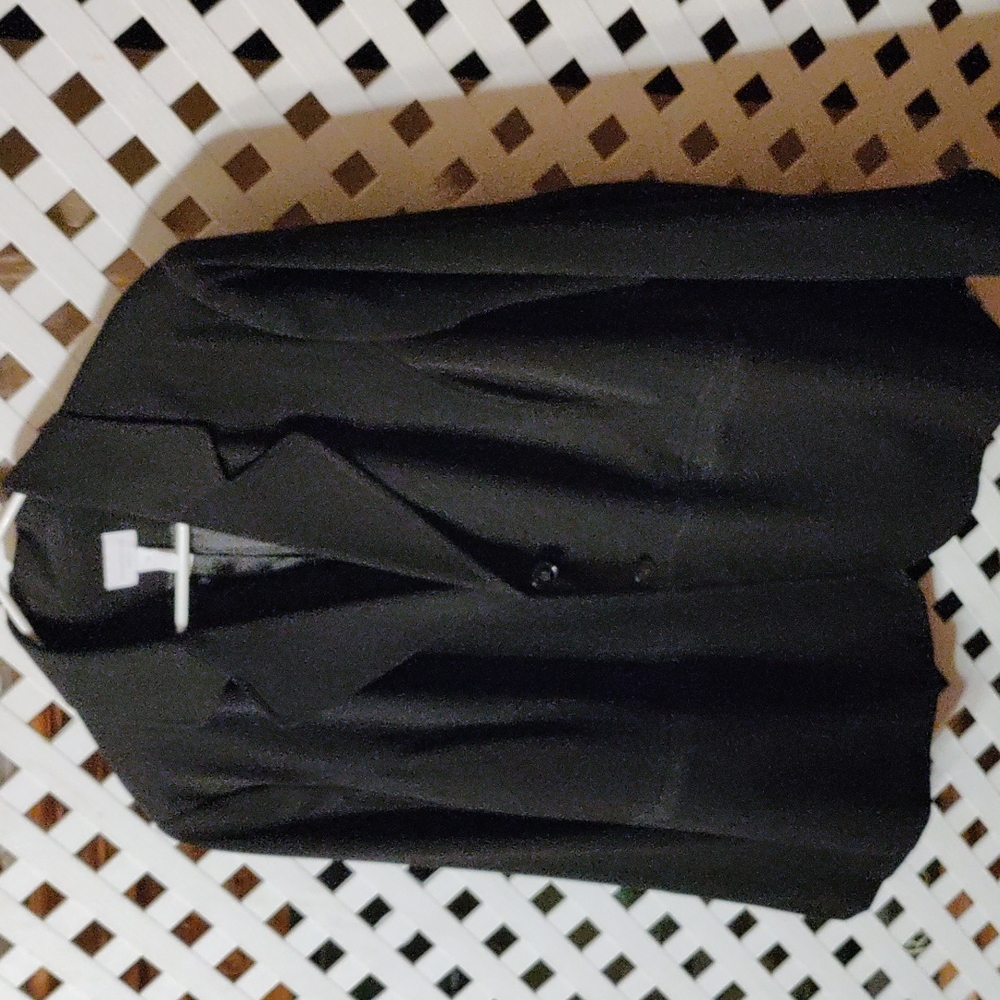 A woman size 18 w polyester shell 62% 33 and 1/2% rayon 5% spandex lining 100% p